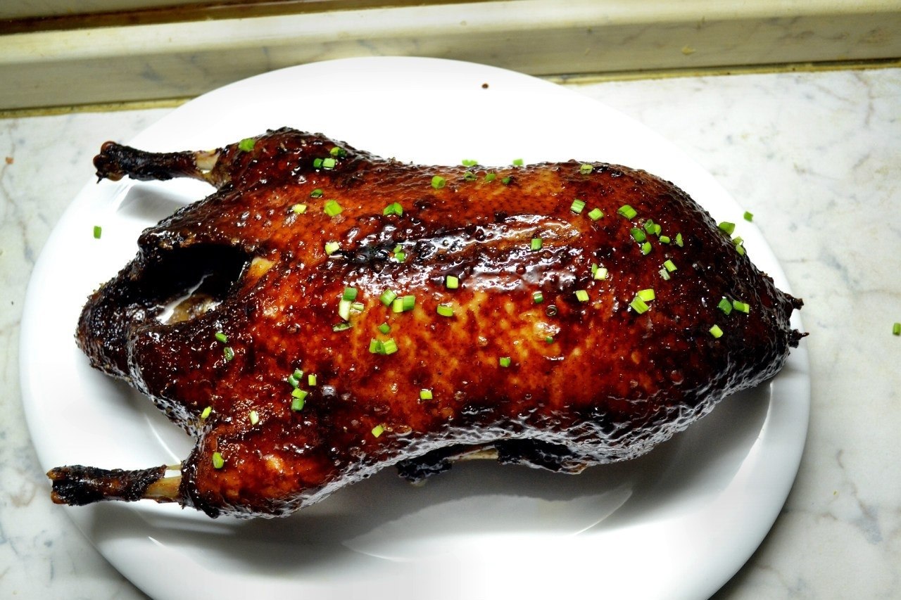 Утка в духовке целиком в соевом соусе. Утка в маринаде в духовке. Утка с апельсинами в духовке. Утка с яблоками. Утка в медовом соусе запеченная в духовке.