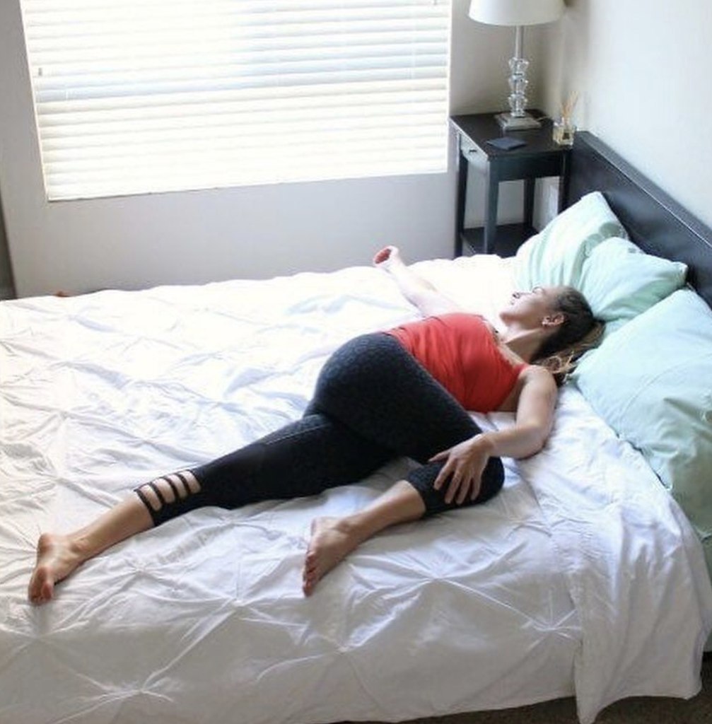 Утренняя йога в постели