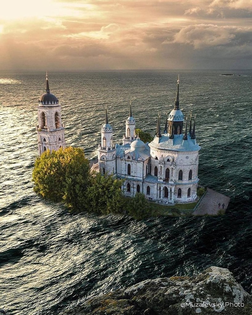 церковь на море