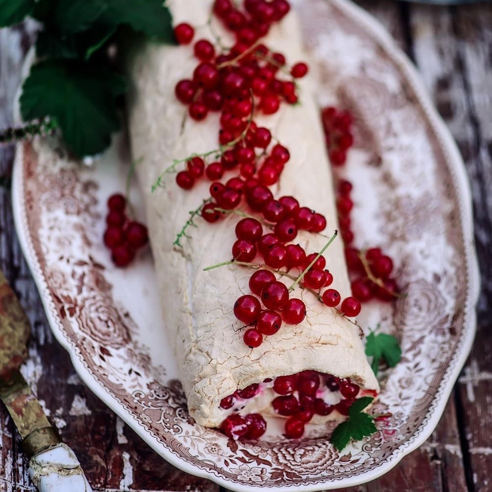 Пирог с красной смородиной и сливками