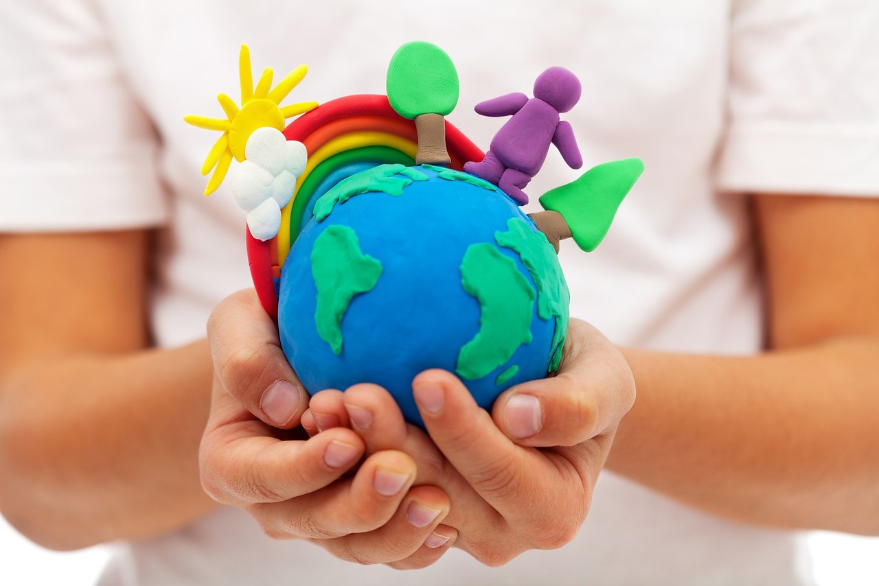 Мир социальных игр. Мир в руках ребенка. Планета в руках детей. Детям об экологии. Планеты для детей.