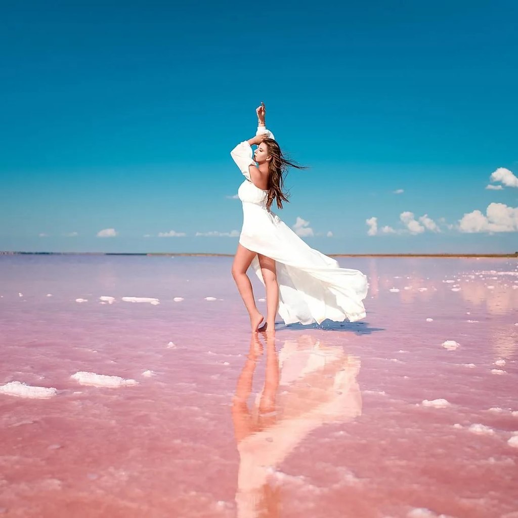 розовое озеро фото девушек