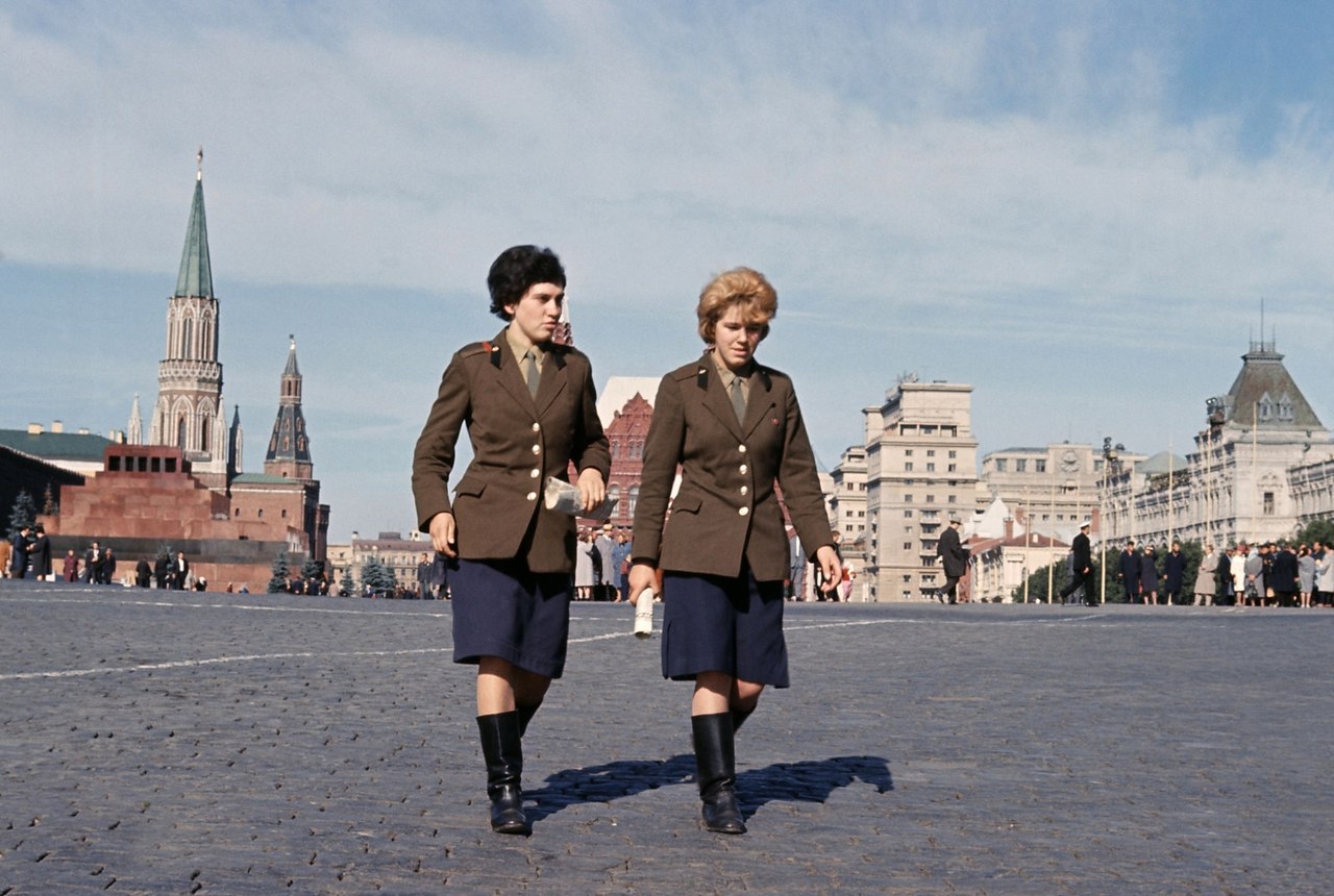 1960 1970 годы. Девушки в Москве 1960. СССР женщина красная площадь. Девушки в 1945 году на красной площади. Демонстрация 25 августа 1968 года на красной площади в Москве.