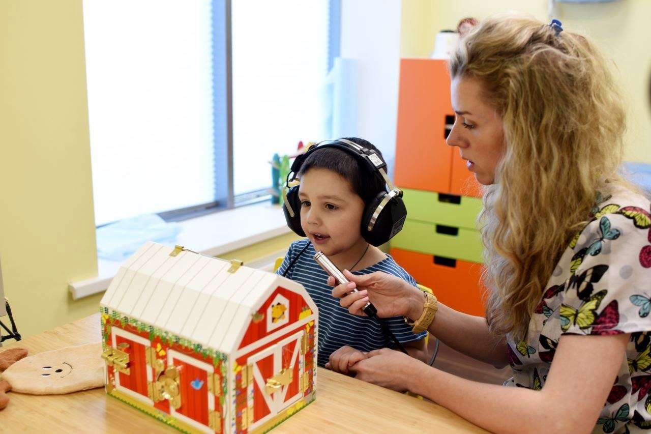 Программа для слабослышащих детей. Слабослышащие дошкольники. Звукоусиливающая аппаратура для слабослышащих. Игрушки для детей с нарушением слуха. Дети с нарушением слуха..