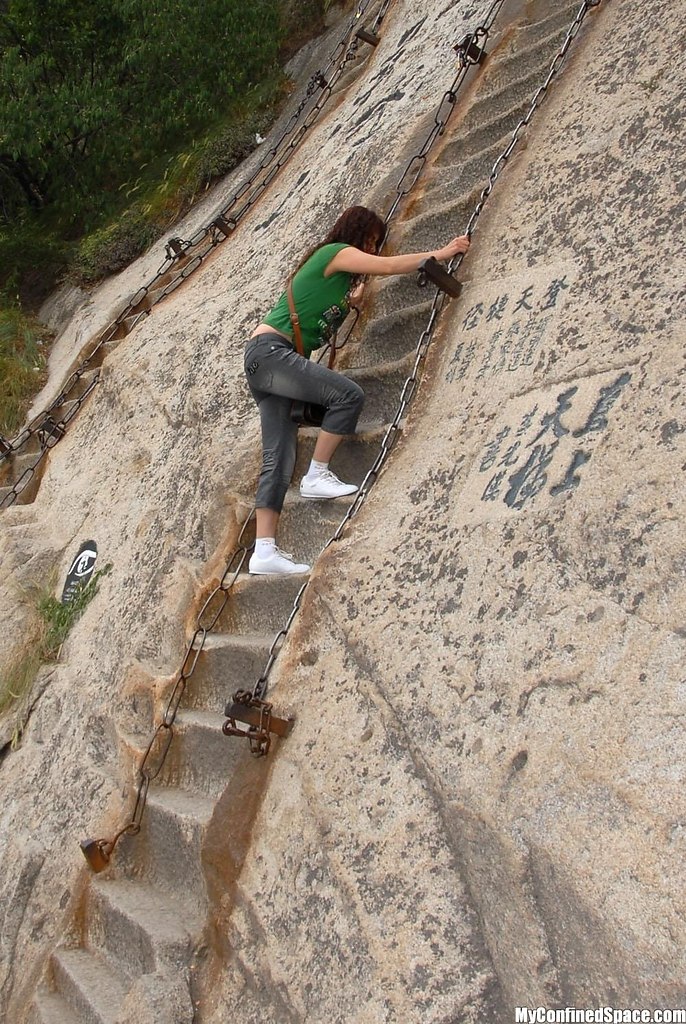 Тропа на скалах. Невозможная лестница в Хуа Шан Китай. Лестница в Хуа Шан Китай. Хуашань лестницы. Небесная лестница на гору Хуашань,.