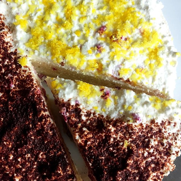 Торт за 10 минут. Cake is a mess. Messy Cake. Crystal messy Cake. Обросший кейк фото.