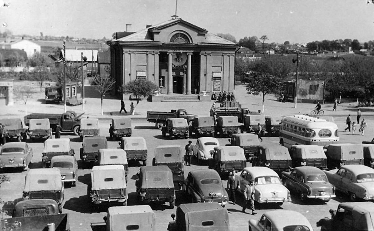 Маленькие автобазы. Автобаза. Автобаза СССР. Автобаза 1970 года. Советская автобаза 50 годов.