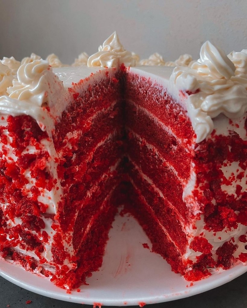 Ингредиенты для красного. Торт красный бархат Катрин Байер. Торт красный бархат с кремом маскарпоне.