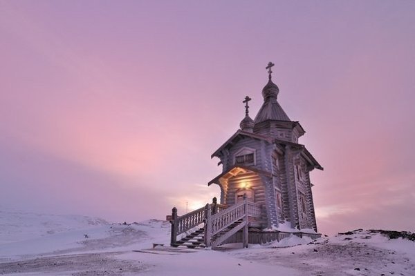 Русская православная церковь на острове Ватерлоо в Антарктиде.