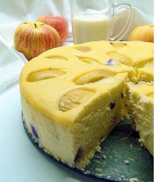 Воздушная творожная запеканка с черносливом и яблоками. Ингредиенты: Творог домашний, жирный ...
