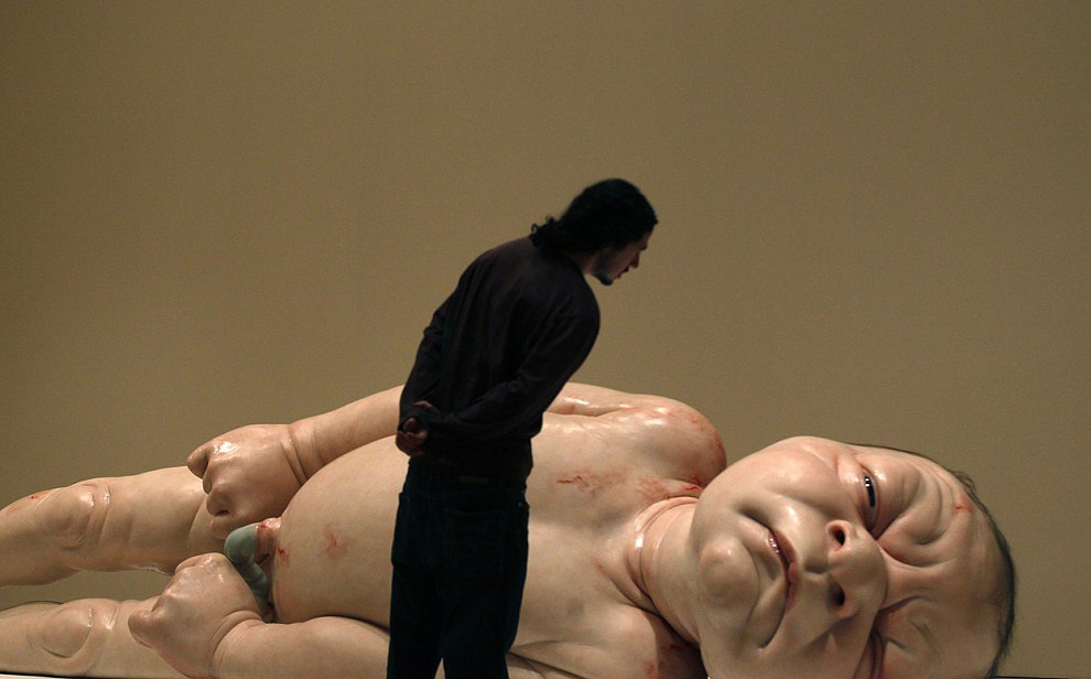 Рон Мьюек (Ron Mueck), в прошлом модельер и изготовитель кукол для детских телешоу и фильмов, ...