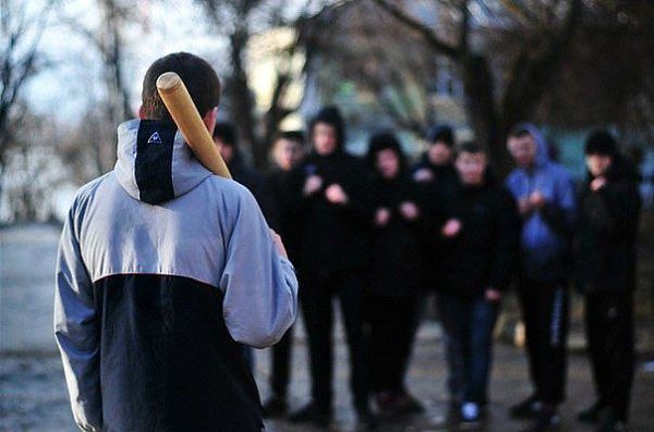 Не бойся драться с теми , кто сильней. Непобедимых не существует.