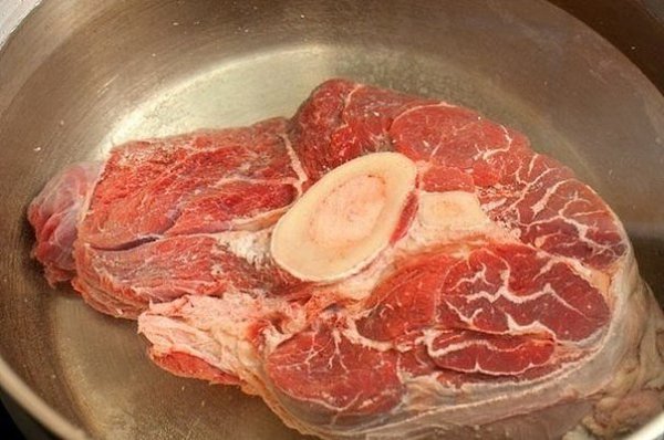 Солянка сборная мясная. Ингредиенты: Голяшка говяжья с костью - 600 г Лук репчатый (100г) - 3 шт. ...