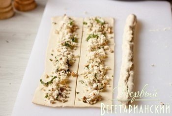 Ленивый пирог из слоеного теста с фетой. Ингредиенты на форму 23-26 см: 500 г готового слоеного ... - 5