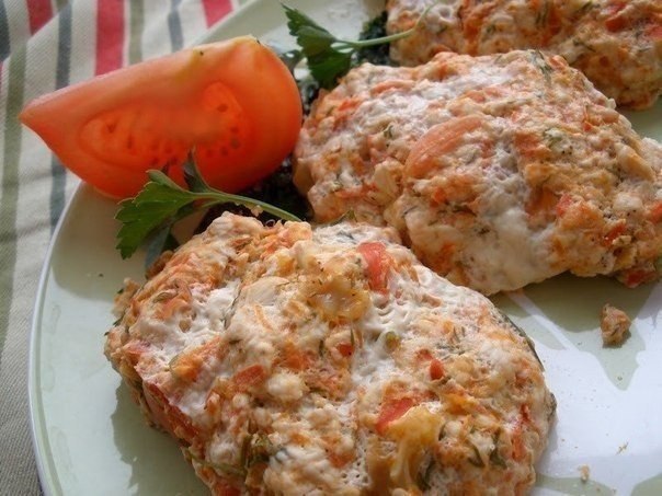 Куриные паровые котлеки под соусом. Для котлет: 600 гр куриного мяса или фарша 1 небольшой ...
