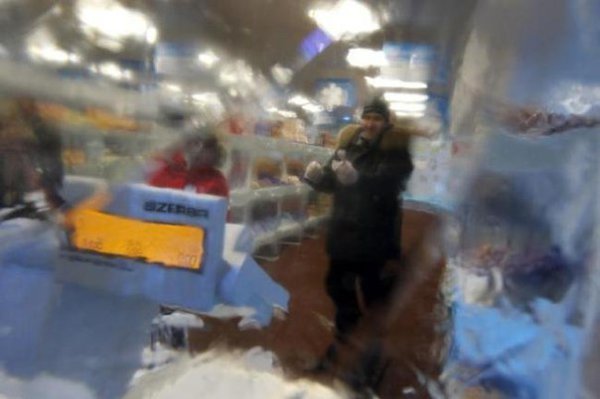 Магазин изо льда.На днях жители Бухареста (Румыния) удивились необычному магазину, открывшему свои ... - 6