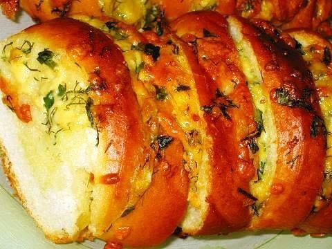 Батон запеченный с сыром и чесноком.Ингредиенты:- 1 "вчерашний" багет- 100 г сыра- 100 г ...