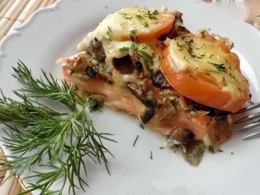 Форель, запеченная с шампиньонами! Ингредиенты: 500г форели или сёмги, разделанные на стейки 3 ...