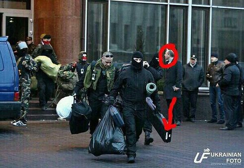 Народно-Освободительное Движение в Украине.На фото: Парубий лично выводит "Правый сектор" ...