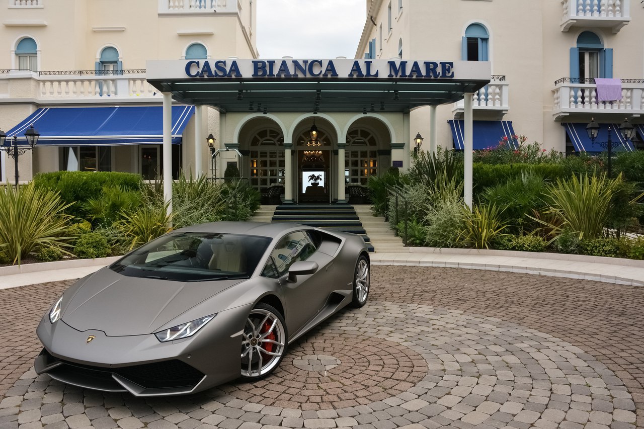 Lamborghini Huracan painted in Grigio Titanio.