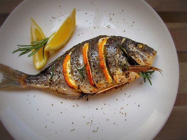 Дорада, запечённая с лимоном, чесноком и ароматными травами.Ингредиенты:Дорада (морской карась) — 2 ... - 2
