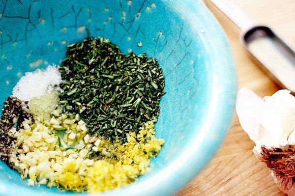 Свиная вырезка с чесноком и розмарином.Ингредиенты:кусок свинины (лучше всего от окорока или ... - 2