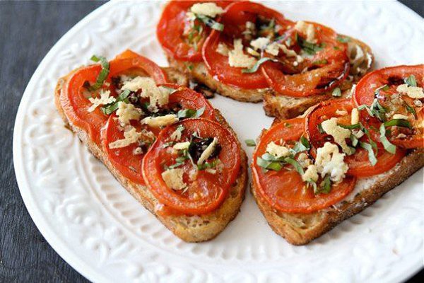 Открытый бутерброд с запеченными помидорами, сыром и бальзамическим уксусом. Ингредиенты: 3 помидора ...