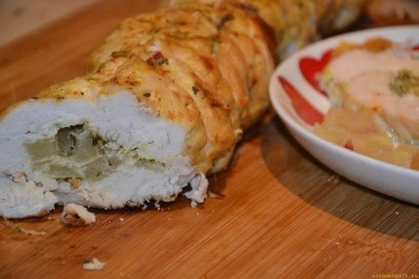 Куриный рулет с яблоками. 1 куриная грудка, 1-2 кислых яблока, 1/4 ч ложки соли, 1/4 ч ложки перца, ...