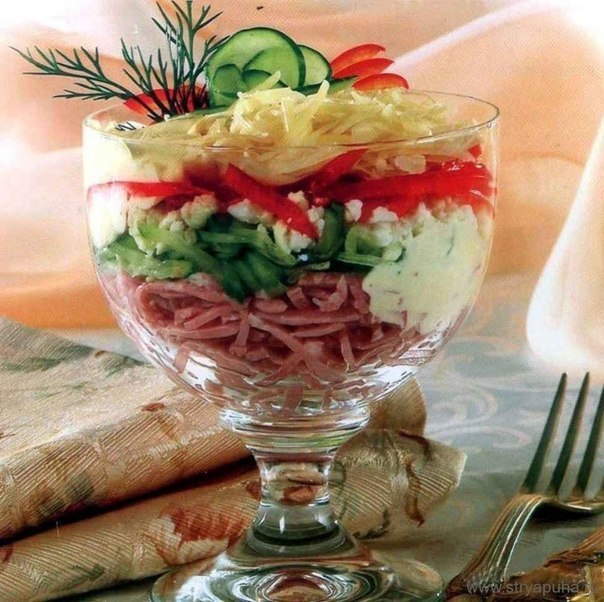 Салат-коктейль с ветчиной и сыром. Ингредиенты: - 100 г ветчины - 100 г сыра - 1 стручок сладкого ...