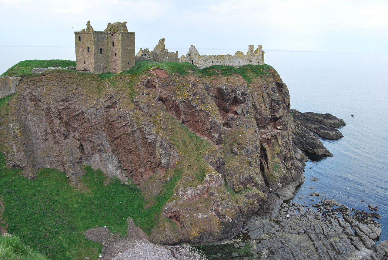 Неприступная крепость это. Замок Данноттар Шотландия. Замок Данноттар арт. Замок Даннотар; Прибрежный Форт 15 века. Шотландская крепость на Утесе.