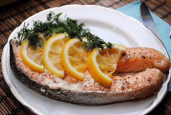 Лосось, запеченный в фольге.Для сытного и вкусного обеда на 1 человека :1 стейк лососяНесколько ...