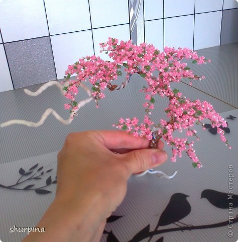Сборка сакура. Сакура из бисера. Дерево из бисера Сакура. Цветы Сакуры из бисера. Цветущая Сакура из бисера.