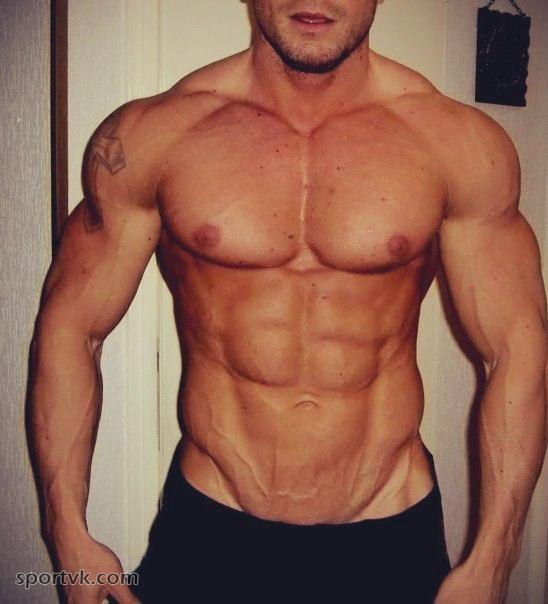 Растяжки на коже у бодибилдеров. Накаченная мужская грудная. Место крепления малой грудной мышцы. Без грудной мышцы. Накаченная грудная клетка.