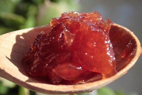 Яблочное варенье крупными дольками.Яблоки помойте и порежьте дольками.Сварите сироп из расчёта 600 ...