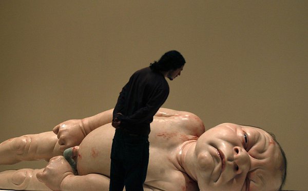 Рон Мьюек (Ron Mueck), в прошлом модельер и изготовитель кукол для детских телешоу и фильмов, ...