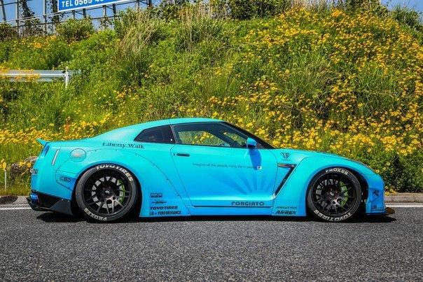 Bright Blue Liberty Walk Nissan GT-R Posing. - 7