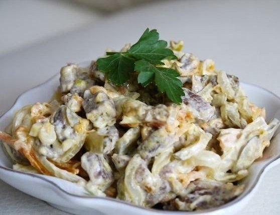 Салат из говядины с овощами.Вам потребуется:1.Отварная говядина – 150-200 г2. Морковь – 1 шт.3. ...