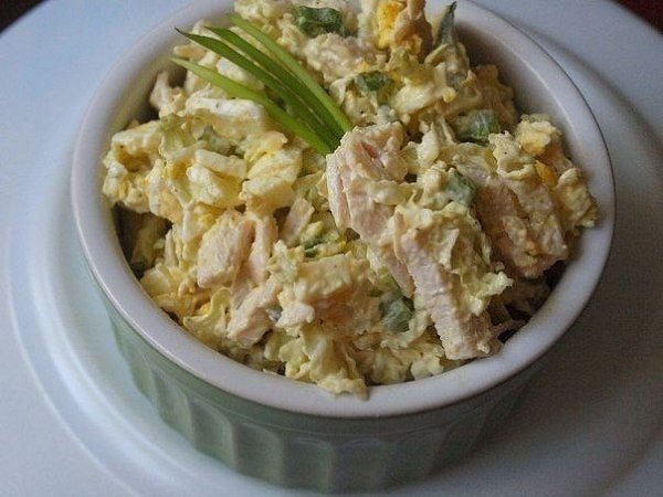 Салат из пекинской капусты с курицей.Ингредиенты:Пекинская капуста – 300 гр Куриное филе – 1 ...
