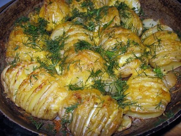 Картофель с сыром. Ингредиенты: 1 кг картофеля (среднего размера) 100 г сыра (твердого) 1 ст.л. ...