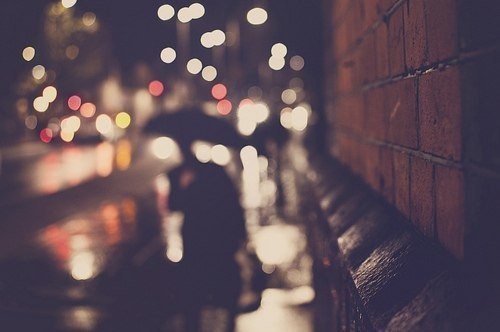 Торжествуй, она сломалась, Беги, похвастайся друзьям, Расскажи, как сильно унижалась, И слезы лились ...