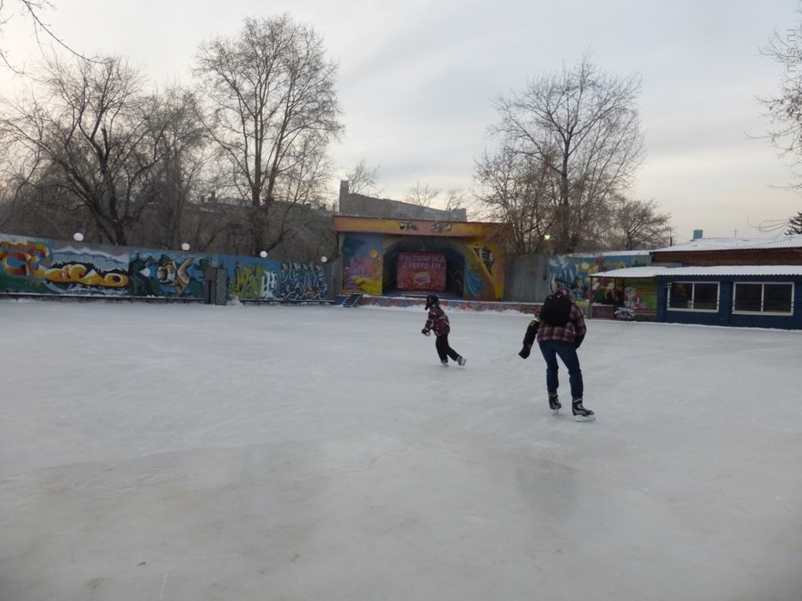 Скитский парк каток. Центральный парк Барнаул каток. Каток Центральный парк Красноярск. Каток в Центральном парке Барнаул.