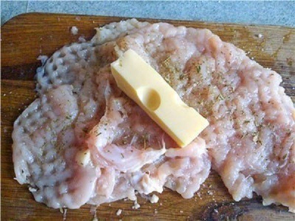 Нескучная грудка (куриная грудка с сыром в сухарях).Ингредиенты:куриная грудка - 1 шт.;сыр;травки ... - 2
