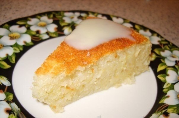 Очень вкусный и сочный манно-яблочный пирог. На 100 грамм - 103 ккал. Ингредиенты: 1 стакан 1% ...