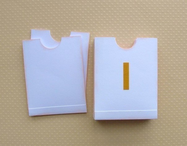Кармашек из бумаги. Бумажные кармашки для карточек. Кармашки из картона. Кармашки для карточек картон. Кармашки из бумаги для карточек.