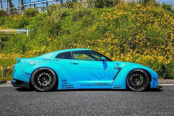 Bright Blue Liberty Walk Nissan GT-R Posing. - 7