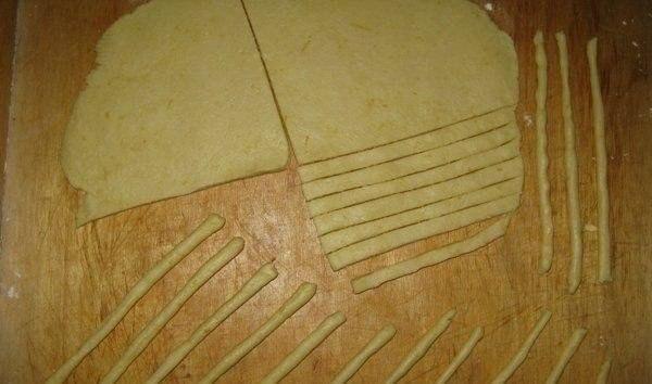 Сырная соломка за 25 минут.Ингредиенты:Сыр твердый (около 150 грамм) — 1 стак.Мука пшеничная — 1,5 ... - 4