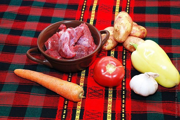 Говядина с овощами.Ингредиенты:Говядина без костей - 400 гМолодой картофель - 4-5 шт.Морковка - 1 ... - 2
