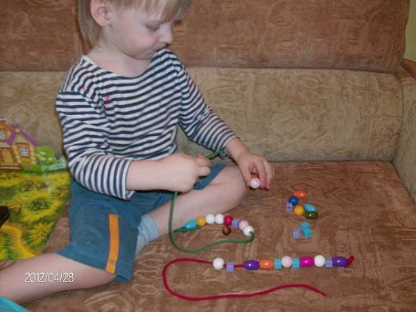 Маме в копилку.Развиваем мотрику ручек в игре.Игры с резинками для волос.Рисуем на песке или ...