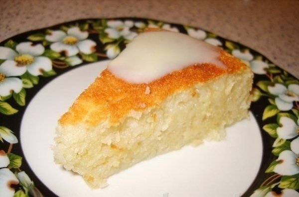 Очень вкусный и сочный манно-яблочный пирог. На 100 грамм - 103 ккал. Ингредиенты: 1 стакан 1% ...