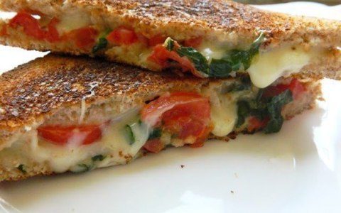 Сэндвич Капрезе.Сэндвич «Капрезе» — очередная вкусная идея для завтрака. Итальянская легкая закуска, ...